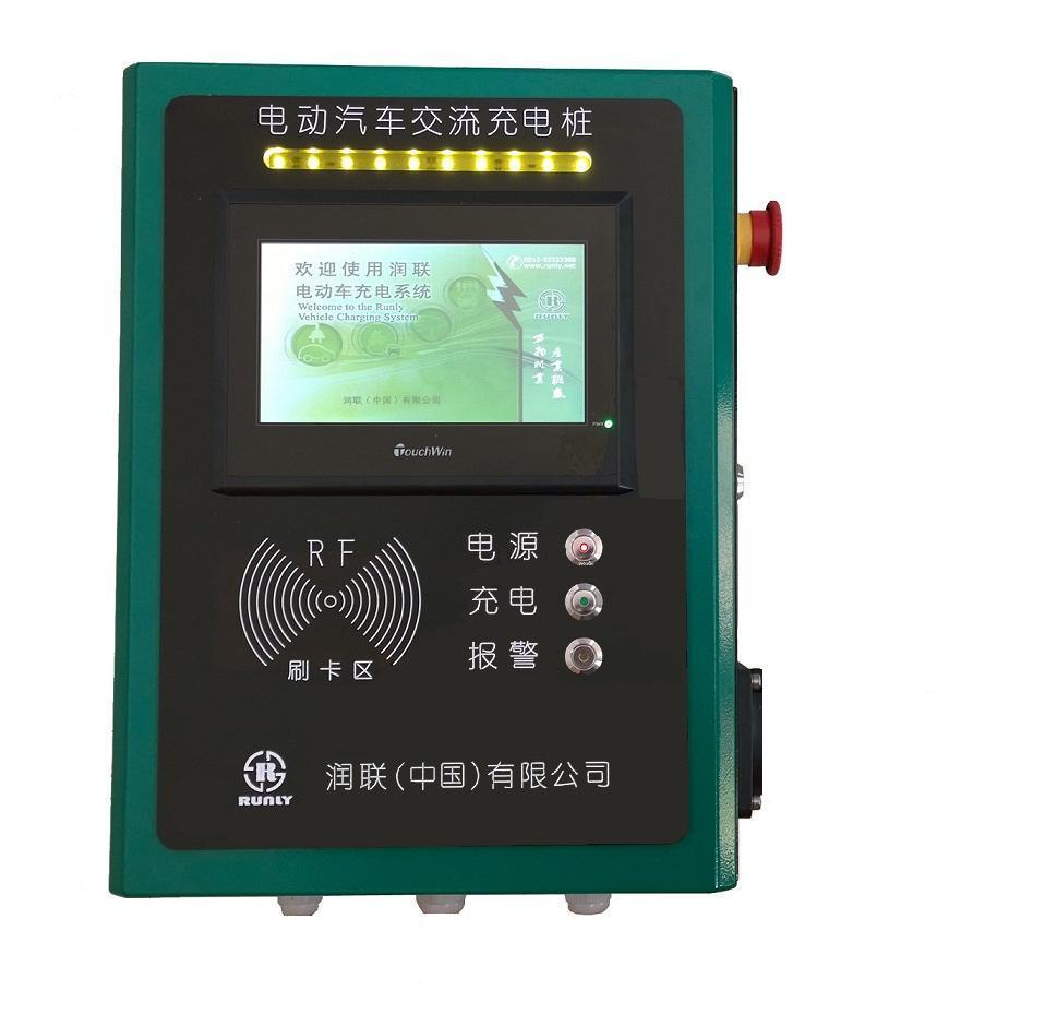 电动汽车充电桩(家用壁挂式) 电动汽车充电桩,别墅小区新能源汽车车库车棚壁挂充电桩,企业公司单位电动汽车充电桩,房地产开发商选用电动汽车充电桩产品 简介信息: 品牌:润联(Runly) 型号:电动汽车交流充电桩(RLEVG32-I 壁挂型) 产品价格:7850.00元/台 一、产品用途: 壁挂型电动汽车充电桩一般安装在公共建筑(办公楼宇、商场超市、公共停车场等)和居民小区停车场或企业专用停车场等各类露天车场与地下停车场需要充电的区域墙壁之上。 二、主要参数: 1、输入(输出)交流电压:220V?