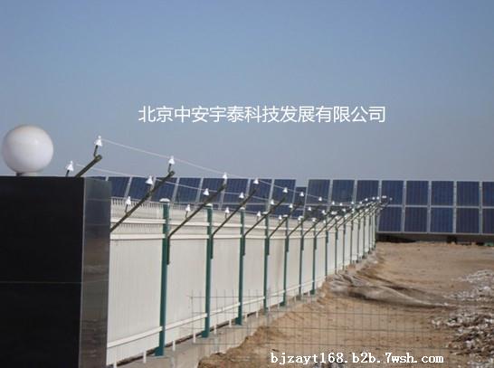 联系人:张鑫 联系电话:18612256938 010-84671469 QQ:1257687388 微信号; zhonganyutai 公司网站:www.bjzayt.com http://shop67091020.taobao.com/ 快递物流 支付宝,货到付款 电子围栏: 最近在我国国内市场逐步兴起的脉冲电子围栏周界阻挡报警系统因其自身的一些优势和特点,开始为更多的人逐步认识和接受: (1)先威慑+再阻挡+后报警三重防护功能 A。脉冲高压电网首先给试图入侵者以有力震慑,令其望而却